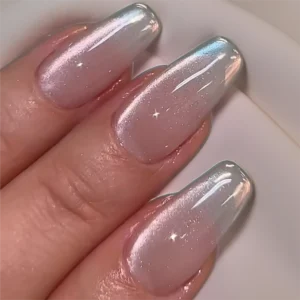 Nailbayo Magnet gel 01 - läpikuultava vaalean beige magneettigeeli kynsillä