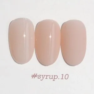 Yogurt Nail Korea Blossom Ending kokoelman yksittäinen kynsilakkapullo pastellisävyssä. Siirappinen läpikuultava lopputulos. Väri kynnellä kuvattuna.