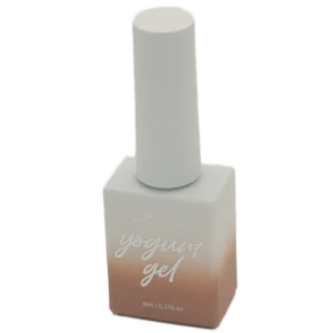 Yogurt Nail Korea Blossom Ending kokoelman yksittäinen kynsilakkapullo pastellisävyssä. Siirappinen läpikuultava lopputulos. 8ml pullo.