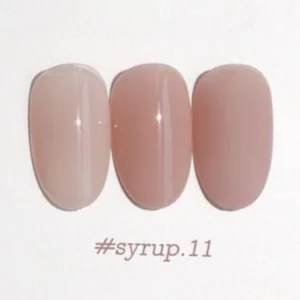 Yogurt Nail Korea Blossom Ending kokoelman yksittäinen kynsilakkapullo pastellisävyssä. Siirappinen läpikuultava lopputulos. Väri kynnellä kuvattuna.