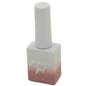 Yogurt Nail Korea Blossom Ending kokoelman yksittäinen kynsilakkapullo pastellisävyssä. Siirappinen läpikuultava lopputulos. 8ml pullo.