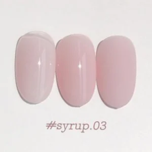 Yogurt Nail Korea Blossom Ending kokoelman yksittäinen kynsilakkapullo pastellisävyssä. Siirappinen läpikuultava lopputulos. Väri kynnellä kuvattuna.