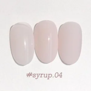 Yogurt Nail Korea Blossom Ending kokoelman yksittäinen kynsilakkapullo pastellisävyssä. Siirappinen läpikuultava lopputulos. Väri kynnellä kuvattuna.