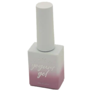 Yogurt Nail Korea Blossom Ending kokoelman yksittäinen kynsilakkapullo pastellisävyssä. Siirappinen läpikuultava lopputulos. 8ml pullo.