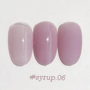 Yogurt Nail Korea Blossom Ending kokoelman yksittäinen kynsilakkapullo pastellisävyssä. Siirappinen läpikuultava lopputulos. Väri kynnellä kuvattuna.