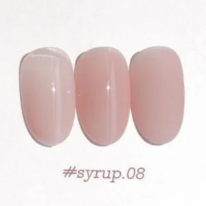 Yogurt Nail Korea Blossom Ending kokoelman yksittäinen kynsilakkapullo pastellisävyssä. Siirappinen läpikuultava lopputulos. Väri kynnellä kuvattuna.