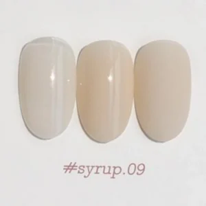 Yogurt Nail Korea Blossom Ending kokoelman yksittäinen kynsilakkapullo pastellisävyssä. Siirappinen läpikuultava lopputulos. Väri kynnellä kuvattuna.