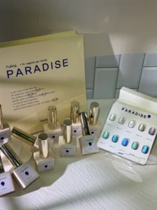 riposo pulling paradise magneettigeelilakkakokoelman värikartta ja pullot