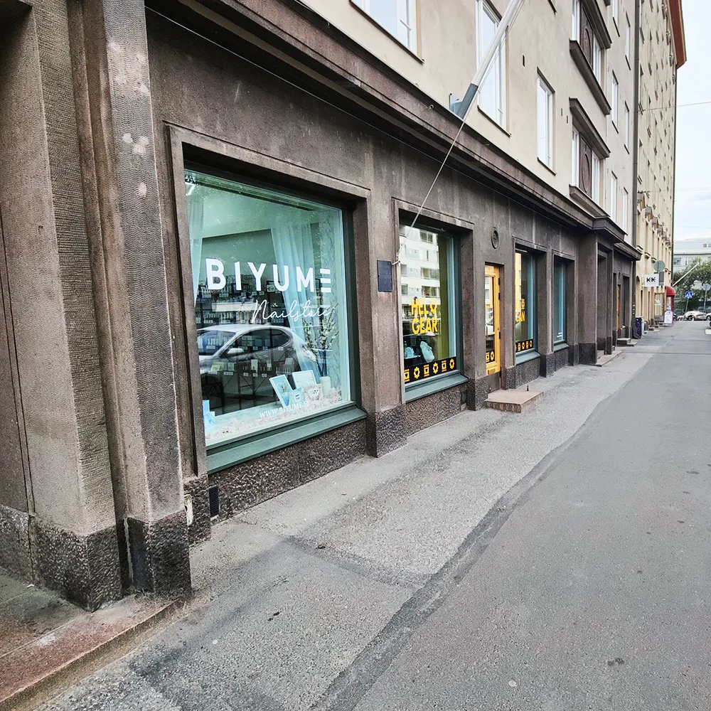 Kuva Biyume Oy:n liiketilan etuikkunasta kadulta